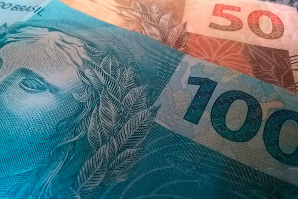 Qual a diferença entre abono salarial e pis?