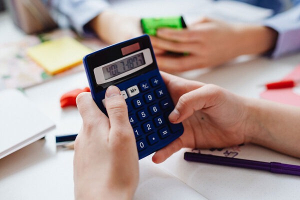 Qual a diferença entre juros simples e juros compostos?