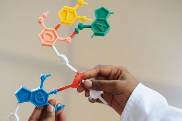 Qual a diferença entre substância molecular e substância iônica?